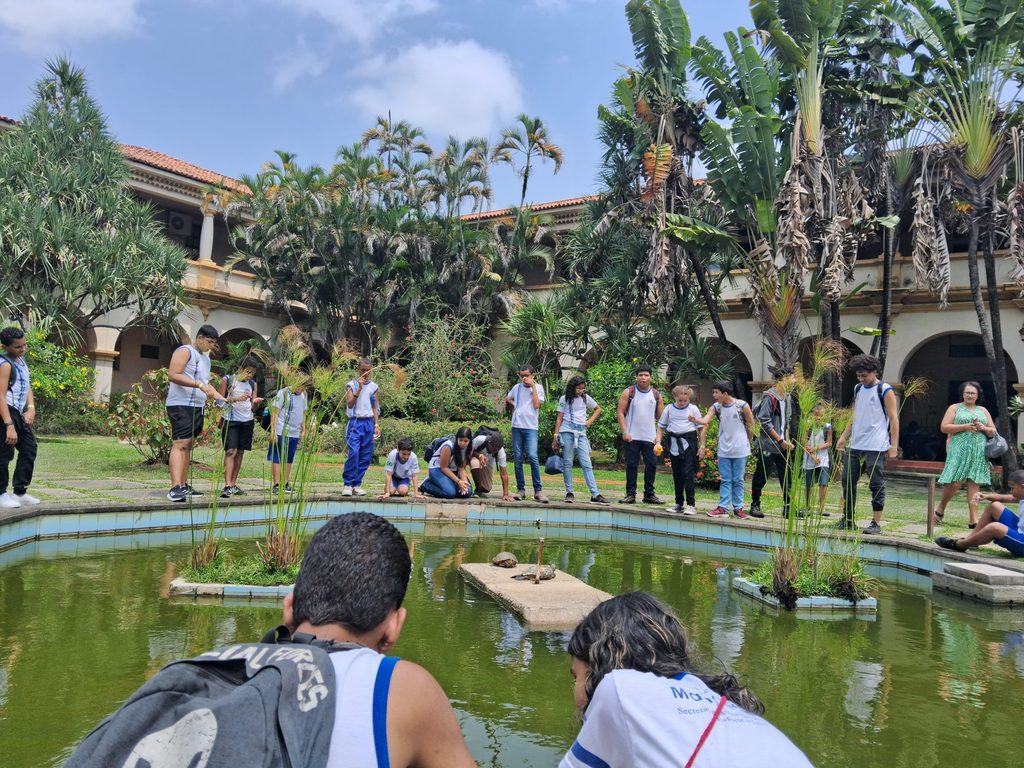 Estudantes da Escola Municipal Caetano de Oliveira, de Itacuruçá, Mangaratiba-RJ, participaram das atividades no ICBS, câmpus Seropédica (foto: Matheus Mendonça)